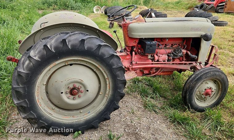 image for item DR8673 Ford tractor