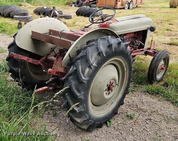 image for item DR8673 Ford tractor