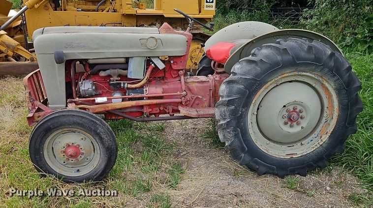image for item DR8673 Ford tractor