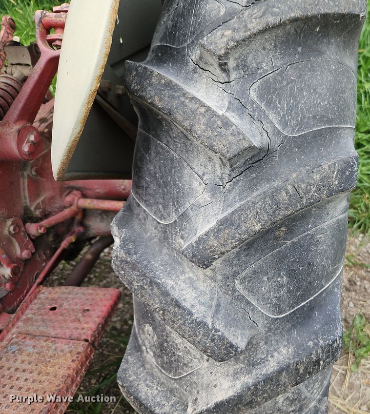 image for item DR8673 Ford tractor