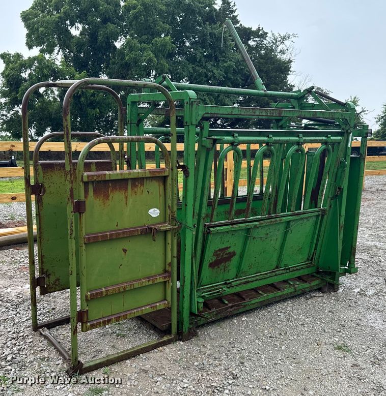 image for item DX0692 Wadler  Automatic Model 103 livestock squeeze chute