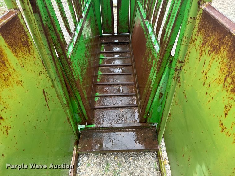 image for item DX0692 Wadler  Automatic Model 103 livestock squeeze chute