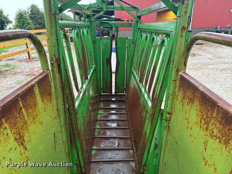 image for item DX0692 Wadler  Automatic Model 103 livestock squeeze chute
