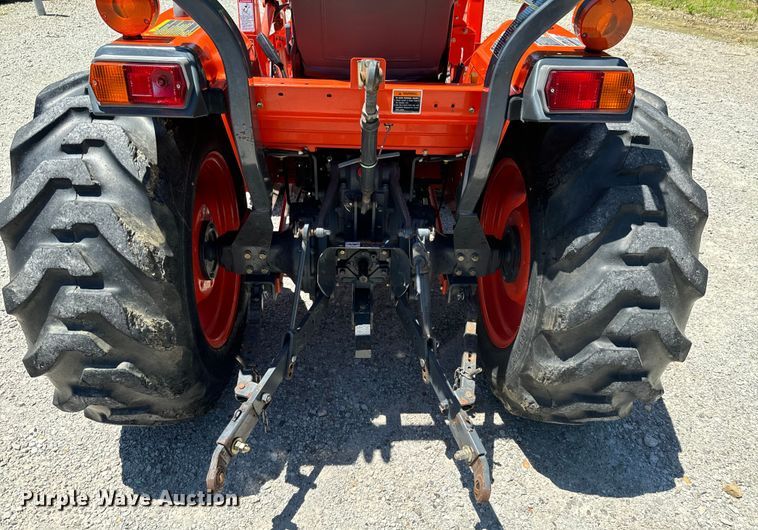 image for item DX0733 Kubota L3010D MFWD tractor