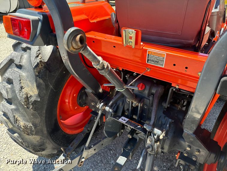 image for item DX0733 Kubota L3010D MFWD tractor