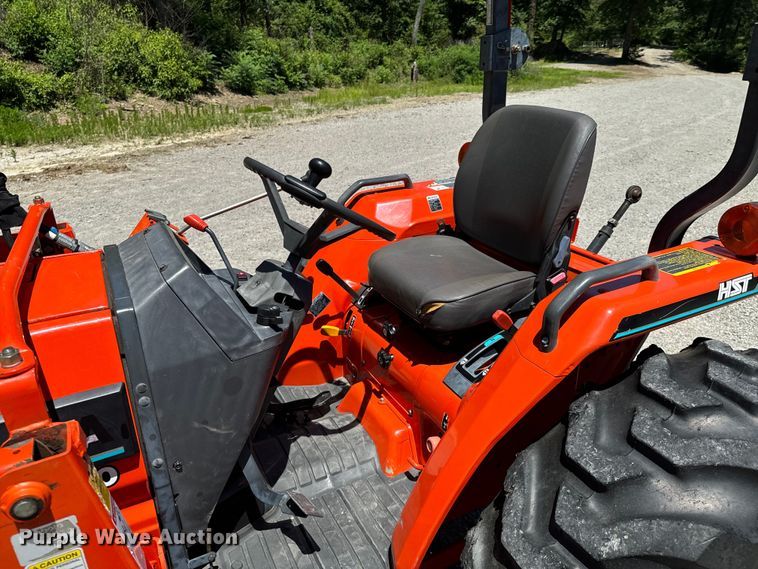 image for item DX0733 Kubota L3010D MFWD tractor