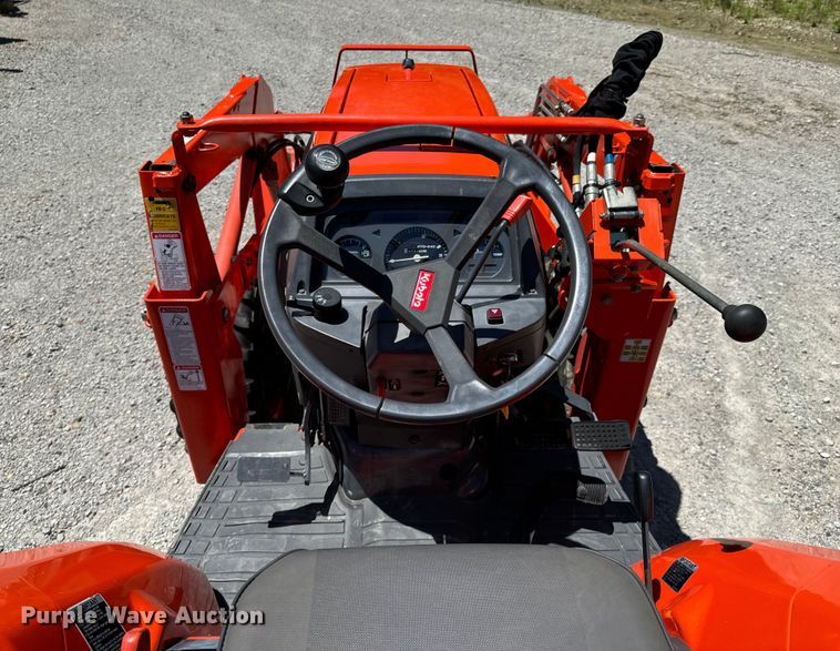 image for item DX0733 Kubota L3010D MFWD tractor