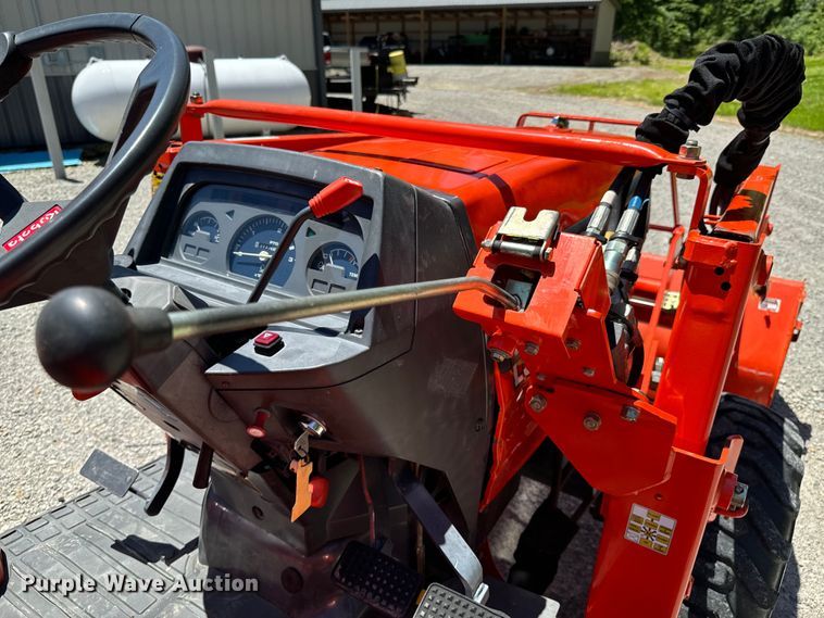 image for item DX0733 Kubota L3010D MFWD tractor