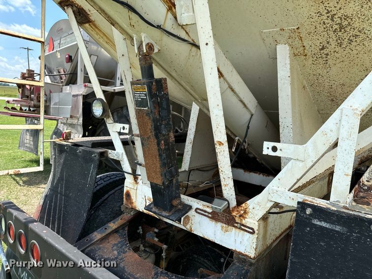 image for item DX0769 1986 Freightliner FLC feed delivery truck