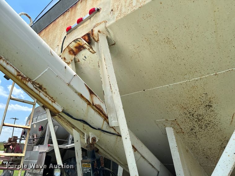 image for item DX0769 1986 Freightliner FLC feed delivery truck