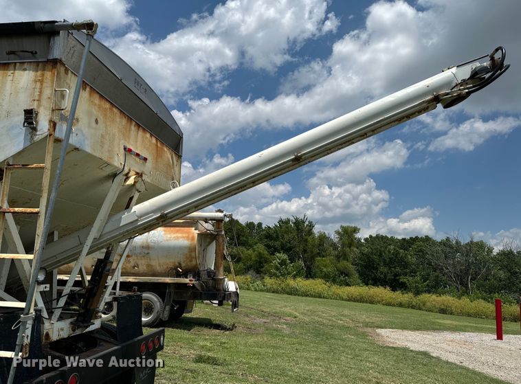 image for item DX0769 1986 Freightliner FLC feed delivery truck