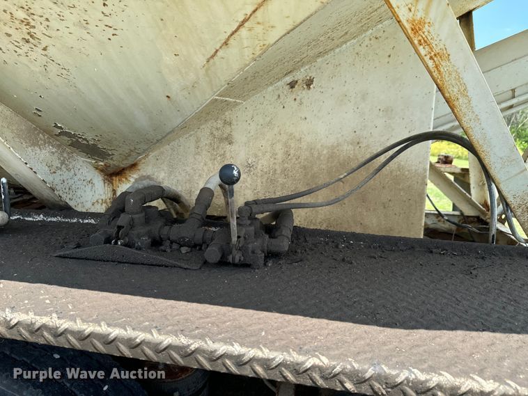 image for item DX0769 1986 Freightliner FLC feed delivery truck