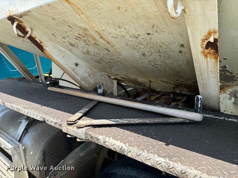 image for item DX0769 1986 Freightliner FLC feed delivery truck