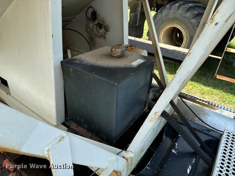 image for item DX0769 1986 Freightliner FLC feed delivery truck