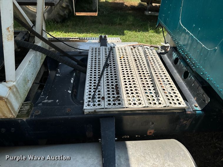 image for item DX0769 1986 Freightliner FLC feed delivery truck