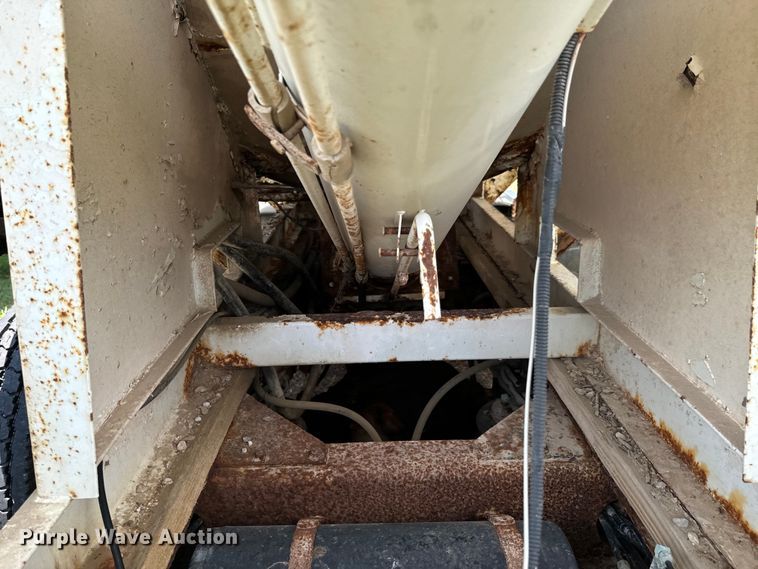 image for item DX0769 1986 Freightliner FLC feed delivery truck