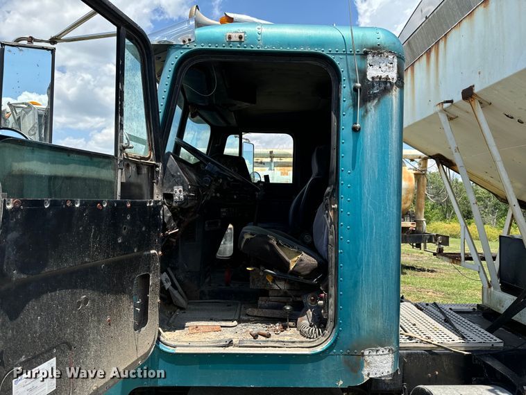 image for item DX0769 1986 Freightliner FLC feed delivery truck