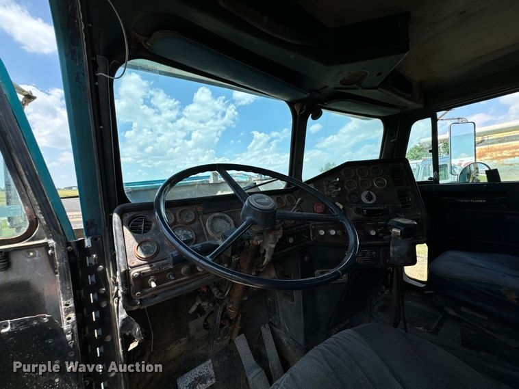 image for item DX0769 1986 Freightliner FLC feed delivery truck