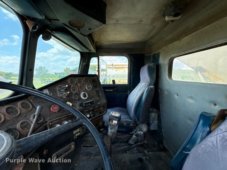 image for item DX0769 1986 Freightliner FLC feed delivery truck