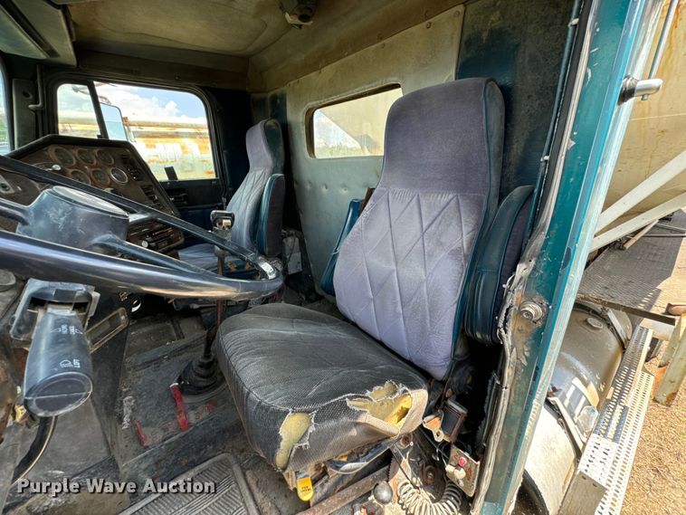 image for item DX0769 1986 Freightliner FLC feed delivery truck