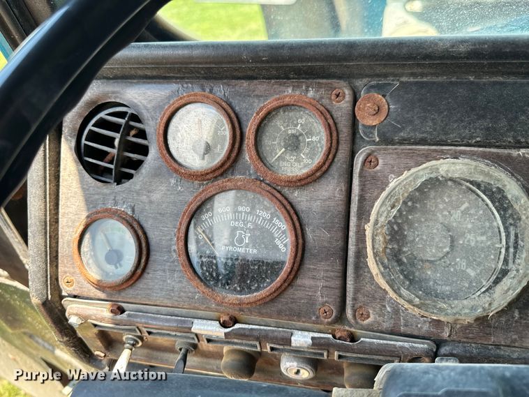 image for item DX0769 1986 Freightliner FLC feed delivery truck