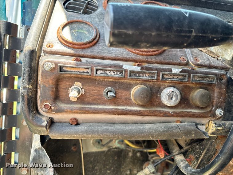 image for item DX0769 1986 Freightliner FLC feed delivery truck