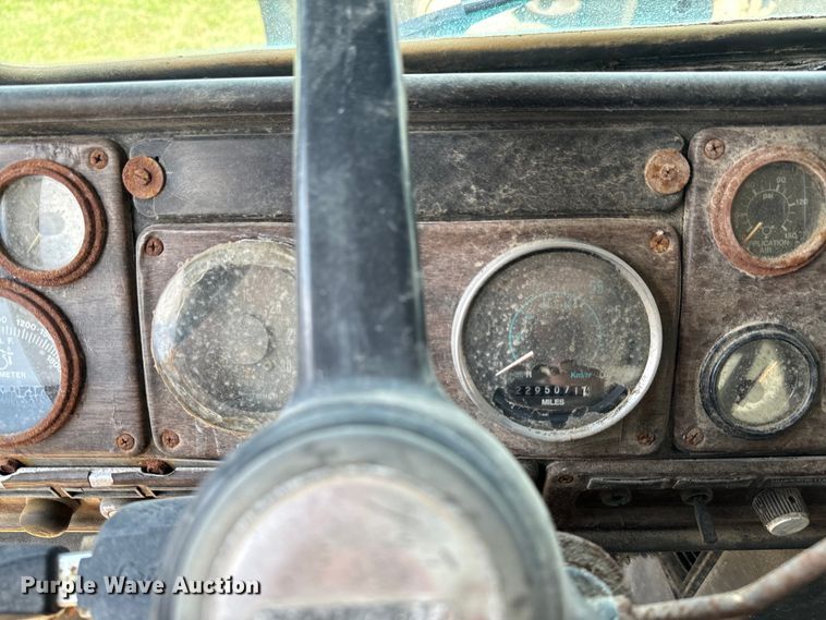 image for item DX0769 1986 Freightliner FLC feed delivery truck