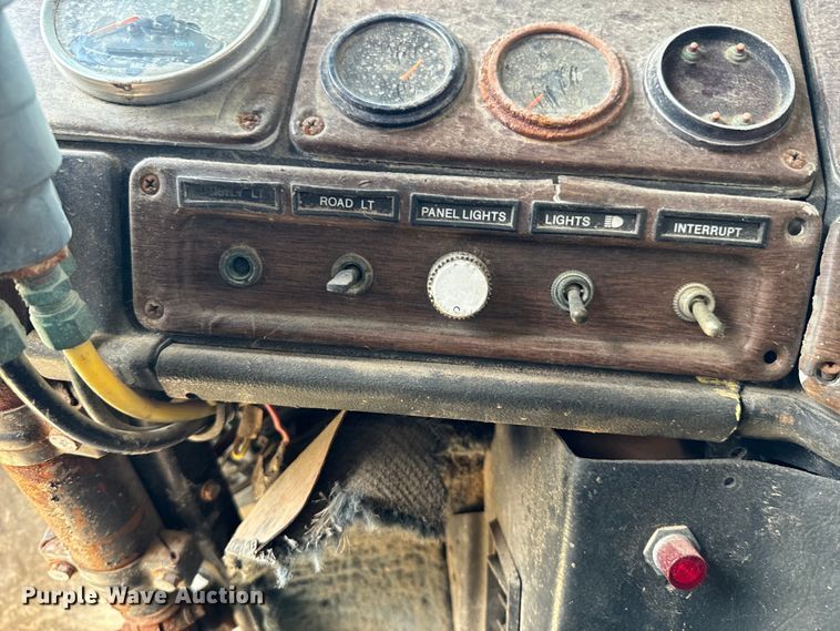 image for item DX0769 1986 Freightliner FLC feed delivery truck