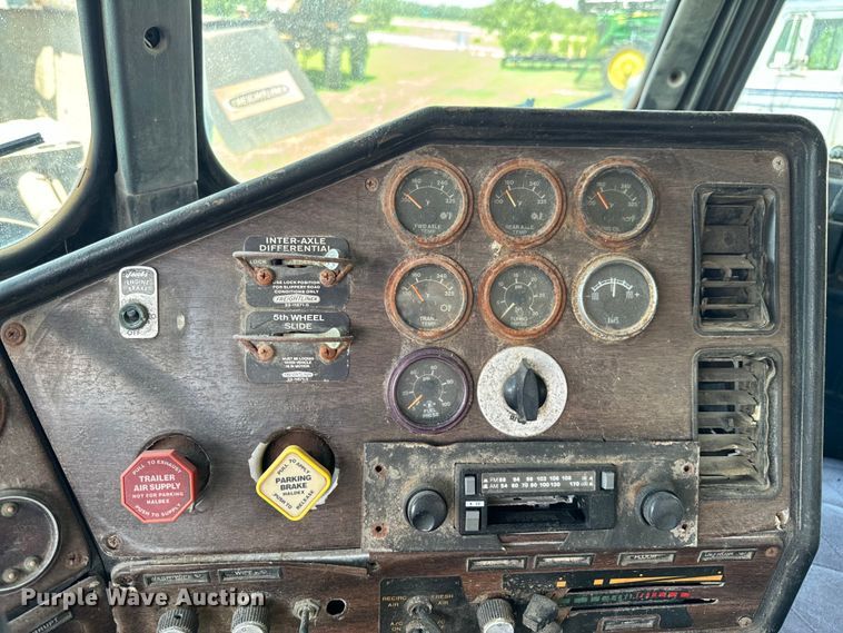 image for item DX0769 1986 Freightliner FLC feed delivery truck