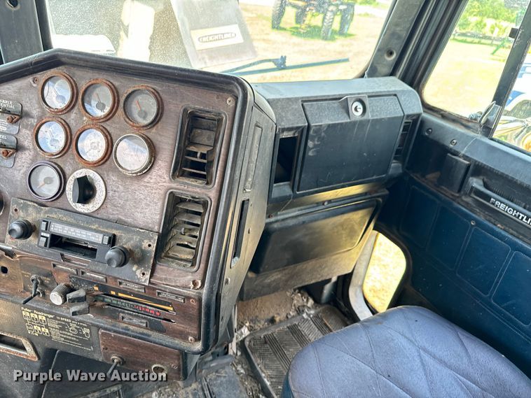 image for item DX0769 1986 Freightliner FLC feed delivery truck