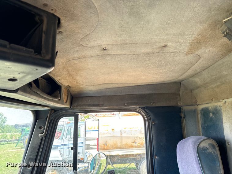 image for item DX0769 1986 Freightliner FLC feed delivery truck