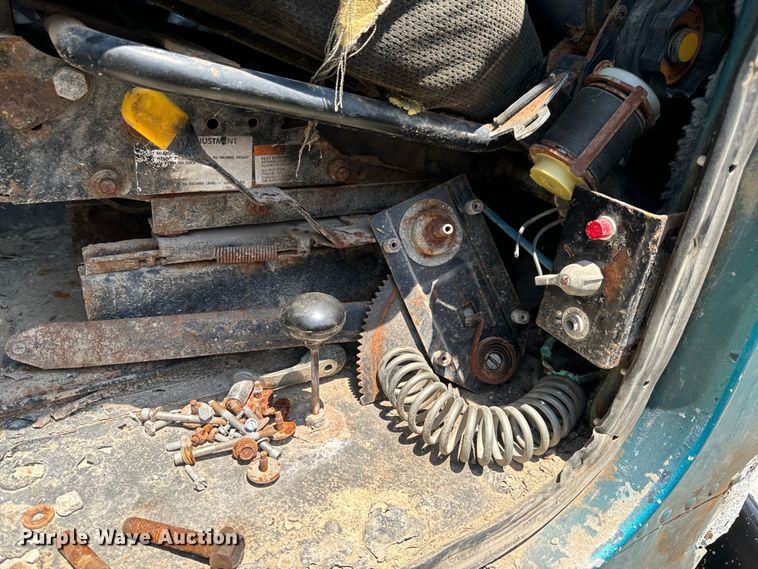 image for item DX0769 1986 Freightliner FLC feed delivery truck