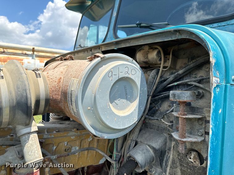 image for item DX0769 1986 Freightliner FLC feed delivery truck