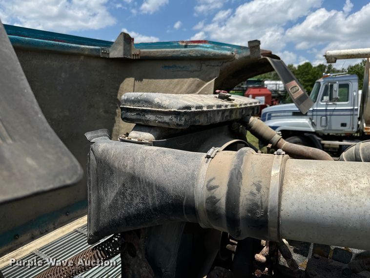 image for item DX0769 1986 Freightliner FLC feed delivery truck