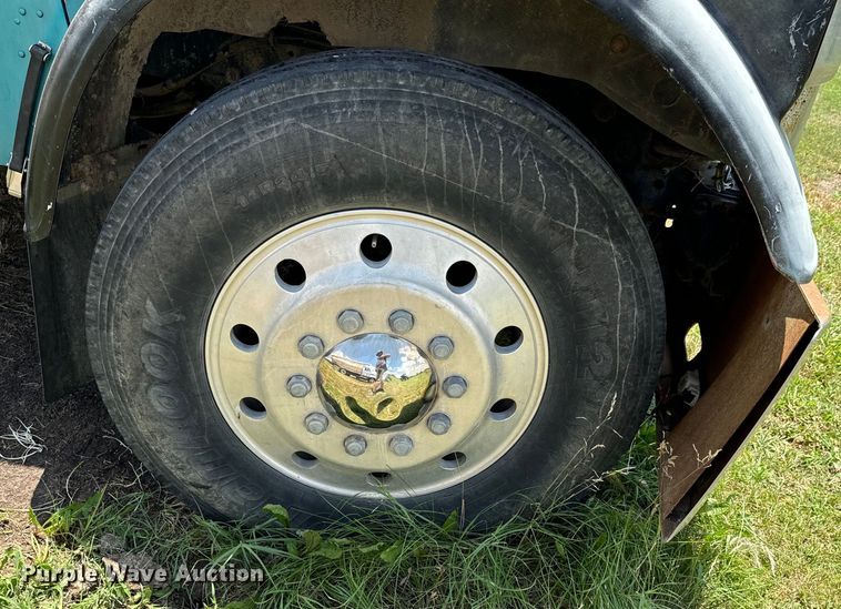 image for item DX0769 1986 Freightliner FLC feed delivery truck