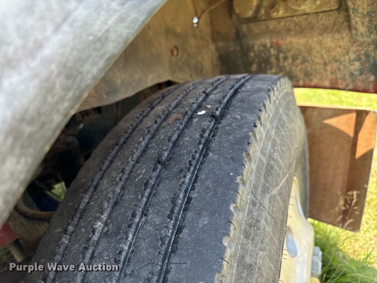 image for item DX0769 1986 Freightliner FLC feed delivery truck