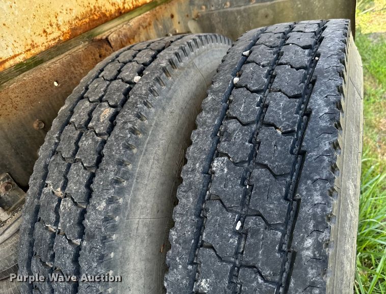 image for item DX0769 1986 Freightliner FLC feed delivery truck