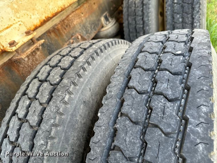 image for item DX0769 1986 Freightliner FLC feed delivery truck