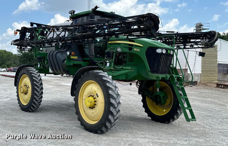 image for item DX0772 2009 John Deere 4830 sprayer