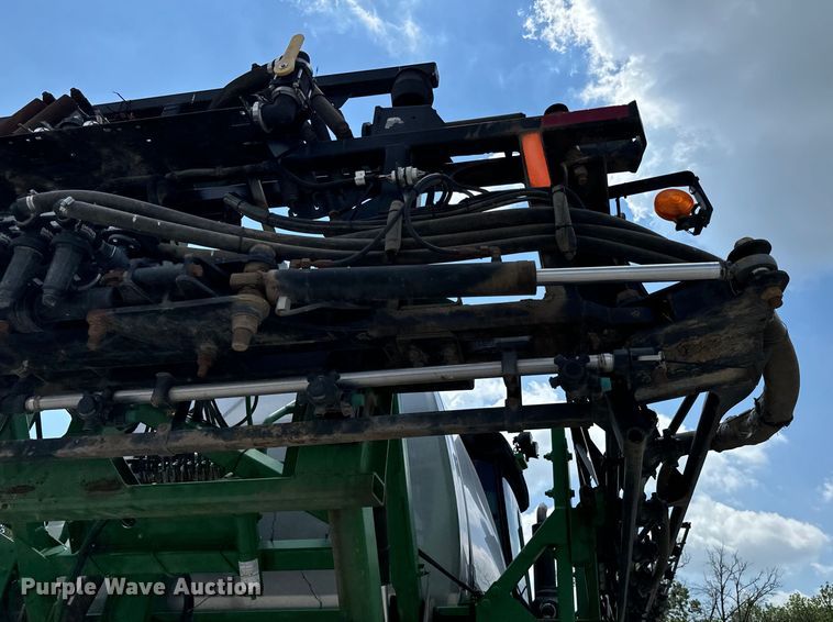 image for item DX0772 2009 John Deere 4830 sprayer