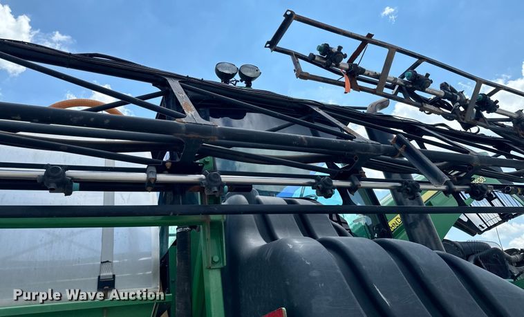 image for item DX0772 2009 John Deere 4830 sprayer