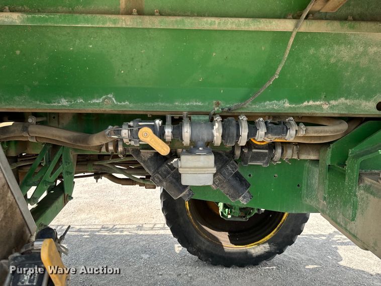 image for item DX0772 2009 John Deere 4830 sprayer