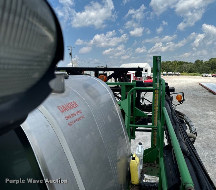 image for item DX0772 2009 John Deere 4830 sprayer