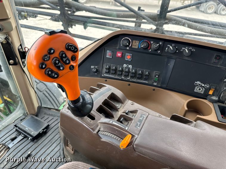 image for item DX0772 2009 John Deere 4830 sprayer