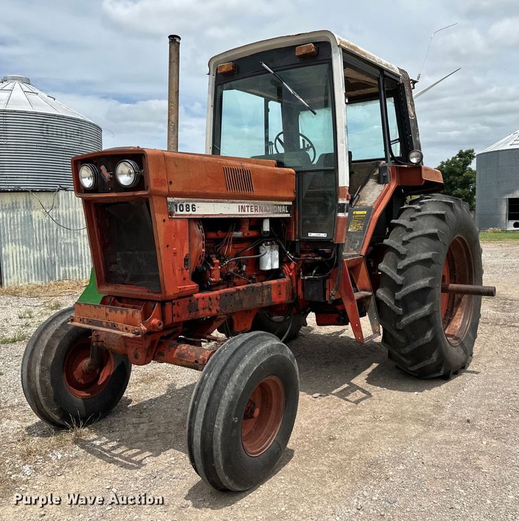 image for item EH4000 International 1086 tractor