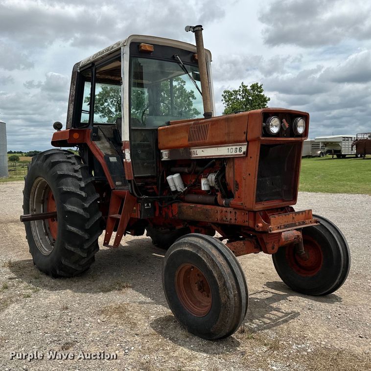 image for item EH4000 International 1086 tractor