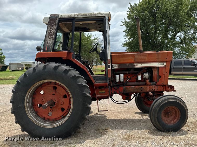 image for item EH4000 International 1086 tractor