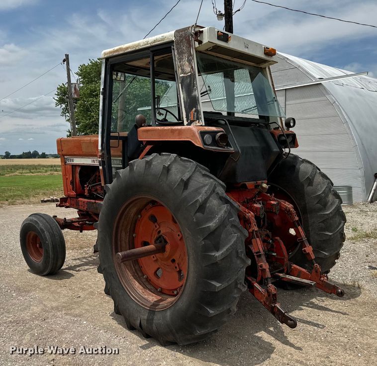 image for item EH4000 International 1086 tractor