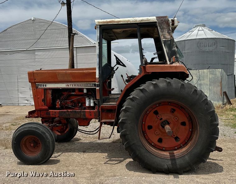 image for item EH4000 International 1086 tractor