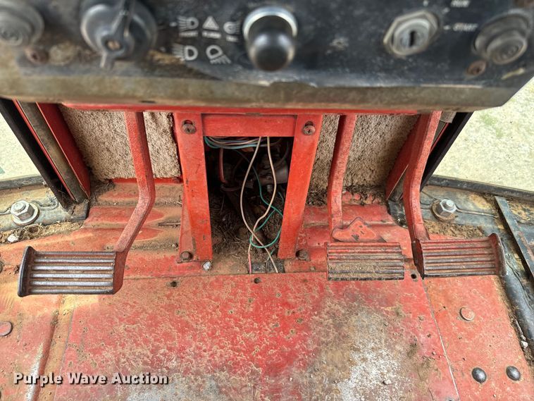 image for item EH4000 International 1086 tractor